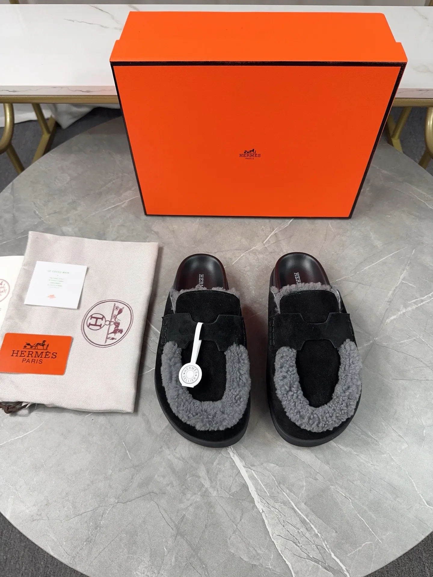 p460🐮🐮HERMES Birkenstock Mules🍬 Spring and summer really need versatile slippers. They have a casual and high-end feel, and the comfort is also great. The large toe design adds a playful feel, and the slip-on design is convenient and practical to wear. 🌷Upper: original high mercerized cow velvet 🌷Inner lining: wool 🌷Outsole: original TPU water platform + rubber film combination 🌷Number of sizes: women's size 35-40 (40-41 -42 is not returnable) men's size: 38-45 (45 is not returnable)